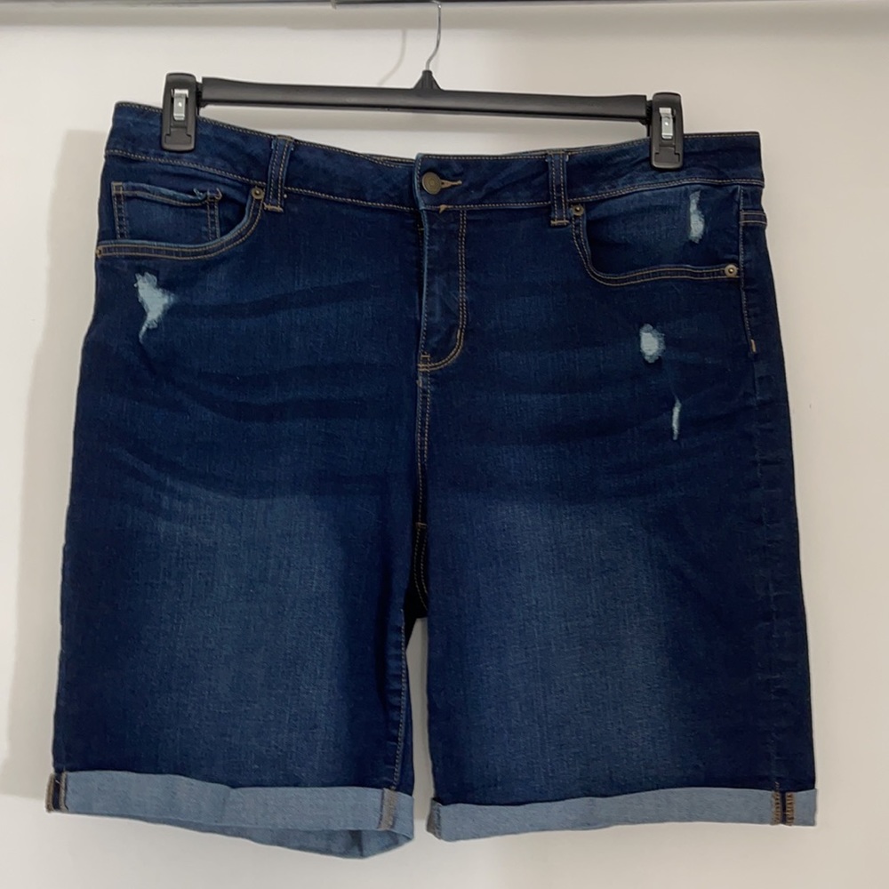Like new Sz18 Time and Tru mid rise shorts